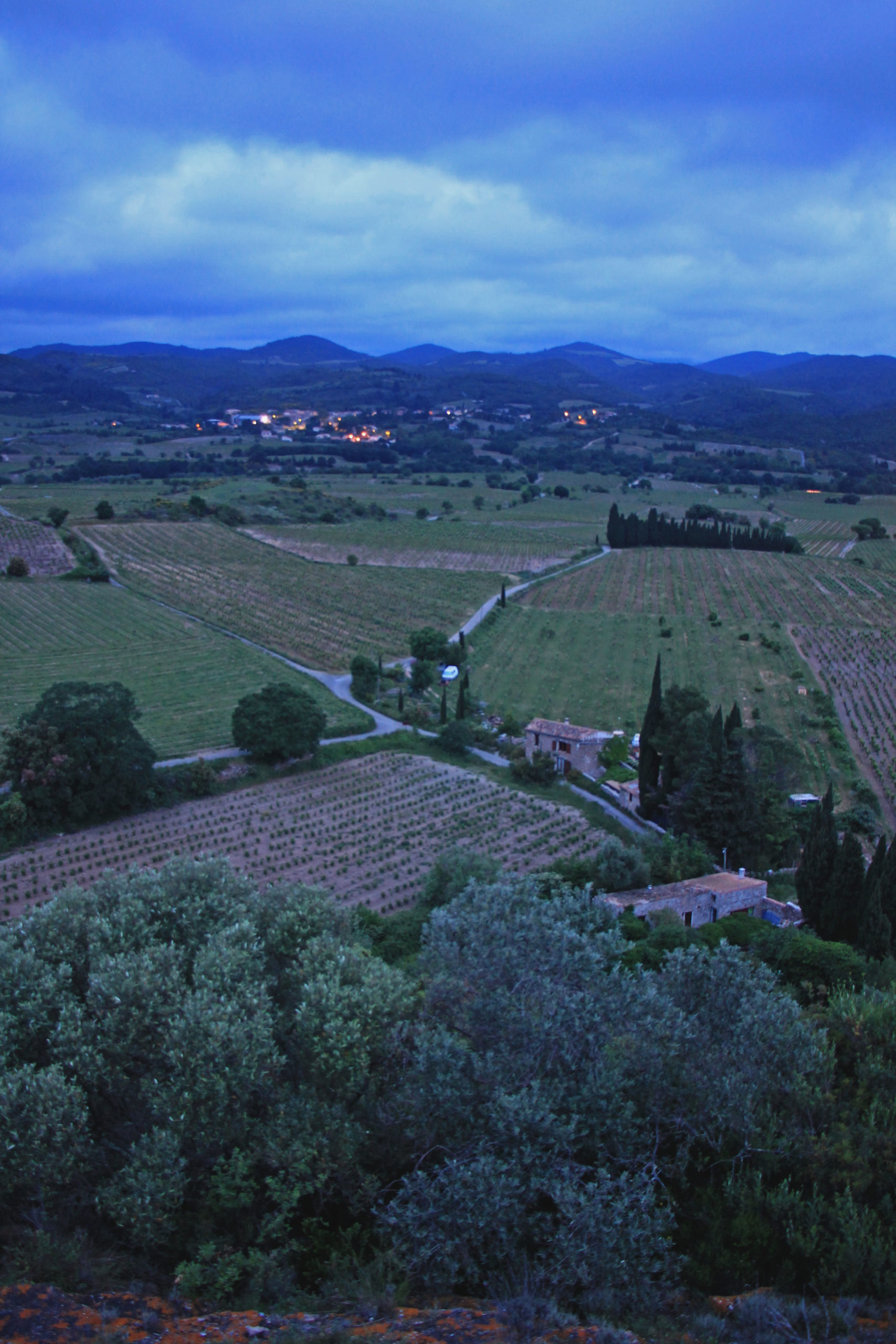 Vue d'Embres à l'aurore depuis les ruines du village de Castelmaure