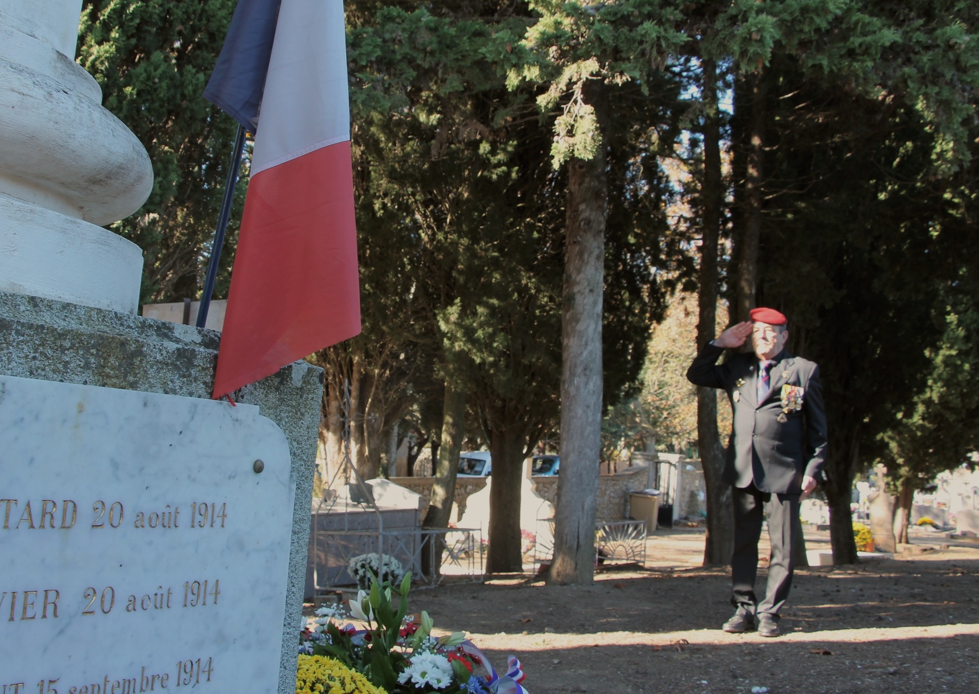 Michel Dupas devant le monument aux morts, 11 novembre 2020