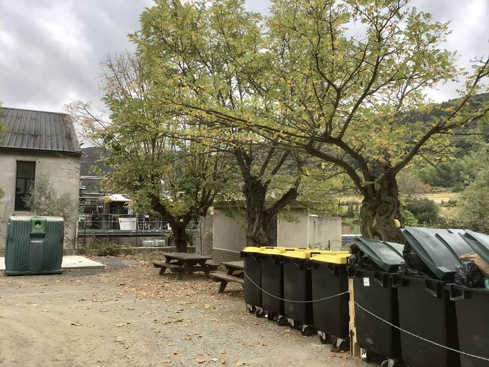 Le nouvel emplacement des containers à ordures dans le village dEmbres
